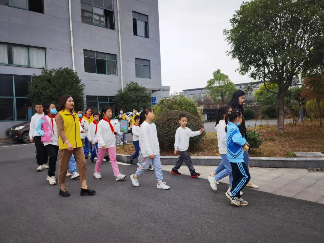 “愛心守護 希望同行”，10月30日，德博科技工會組織開展了關愛留守兒童活動，為萍鄉23名留守兒童送去愛心慰問及祝福。